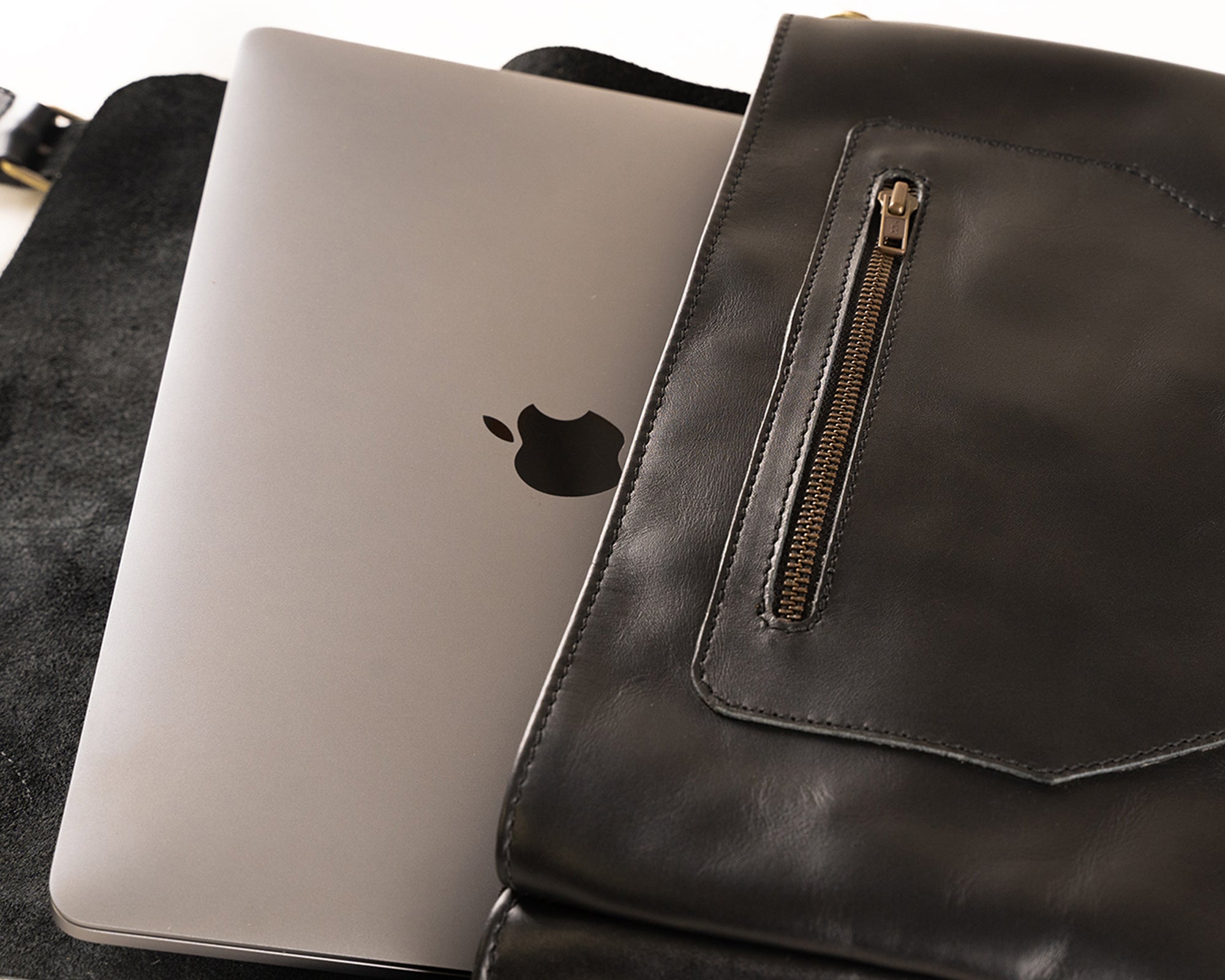 13″ MacBook Pro Snug Leather Bag